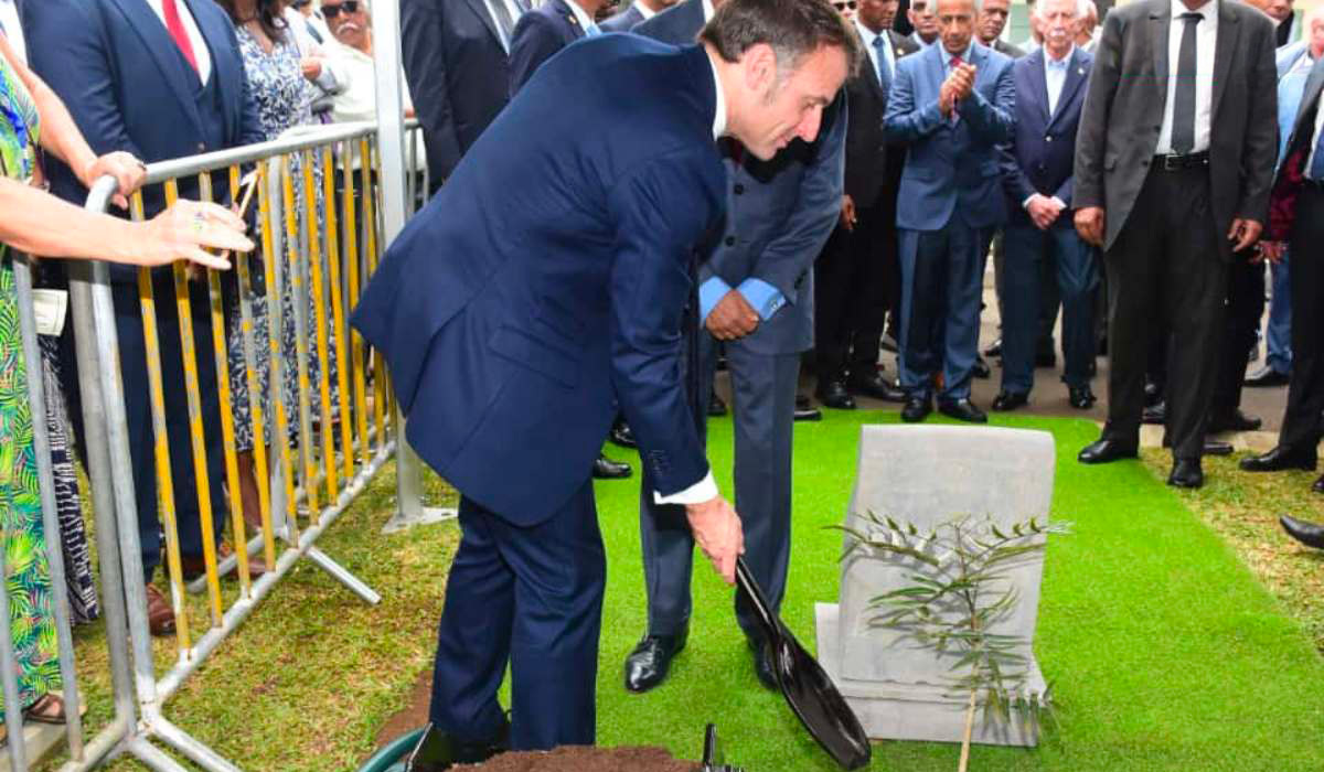 Emmanuel Macron plante un « Bois de Poupart » au jardin botanique de Pamplemousses